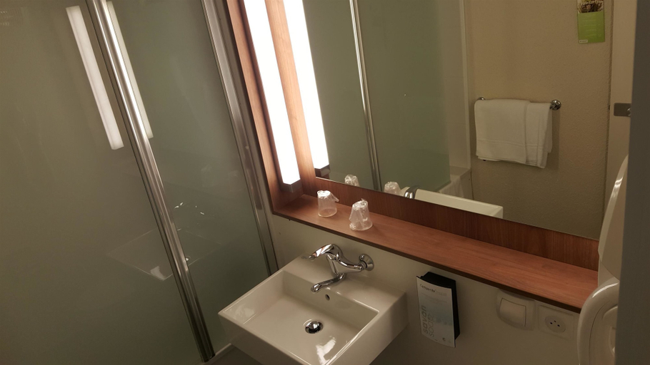 Bathroom 4, Campanile Montluçon - St Victor, Allier