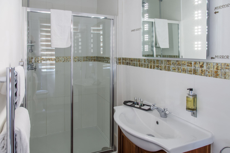 Bathroom 4, The Wychwood Inn, Oxfordshire