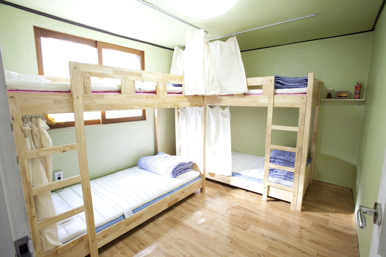 Bedroom 4, Crossroad Backpackers, Mapo