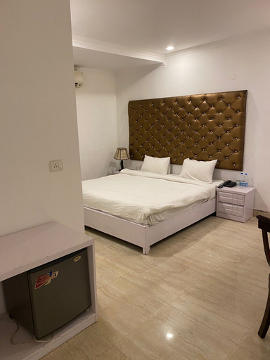 Bedroom 2, Milestone Hotel and Resort, Delhi