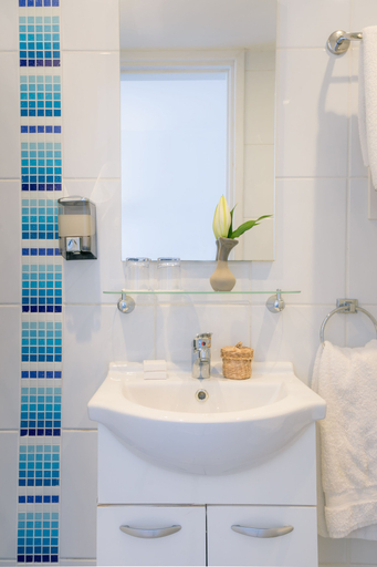 Bathroom 3, Mikes Kanarium Hotel, Larnaca