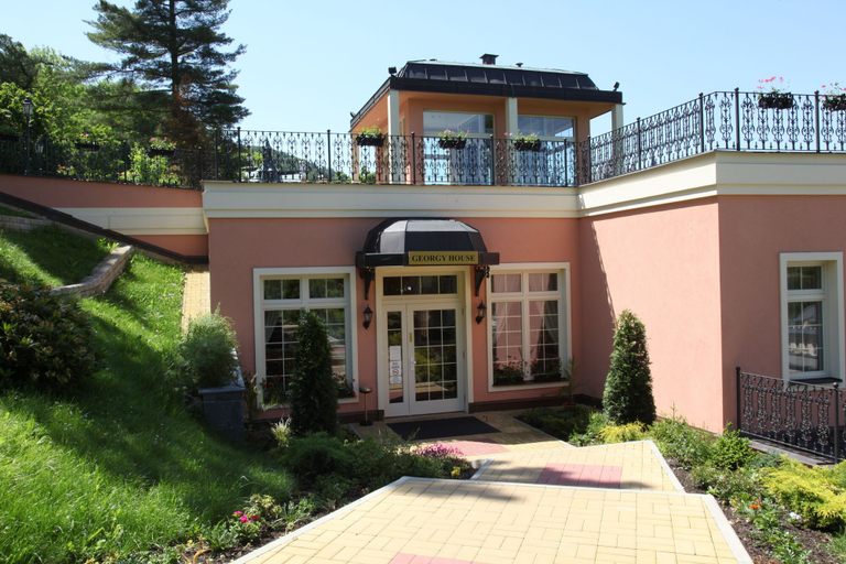 Exterior & Views