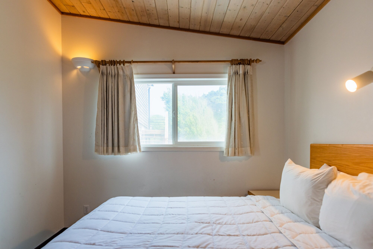 Bedroom 3, Seagull Beachfront Inn, Lincoln