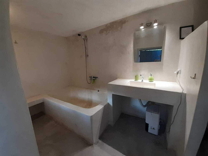 Bathroom 4, Diamoni Afroditi, Attica