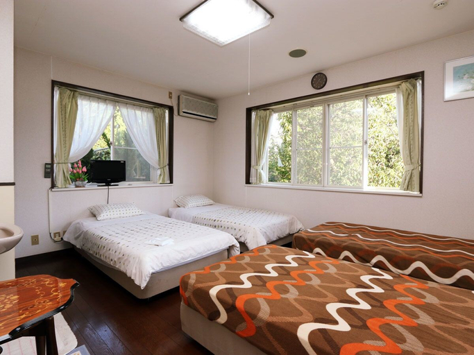 Bedroom 3, Pension Alhambra, Manazuru