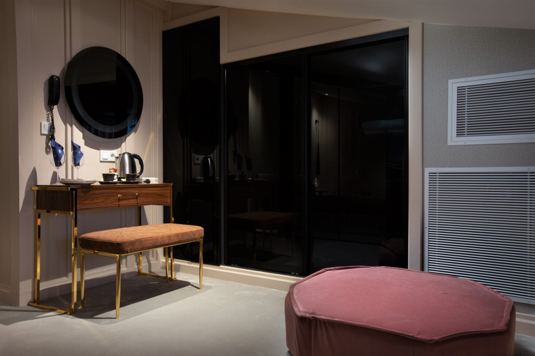Bedroom 5, Walton Gardens Pera, Beyoğlu