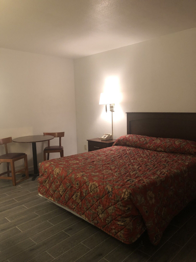 Bedroom 2, Royal Inn, Calhoun