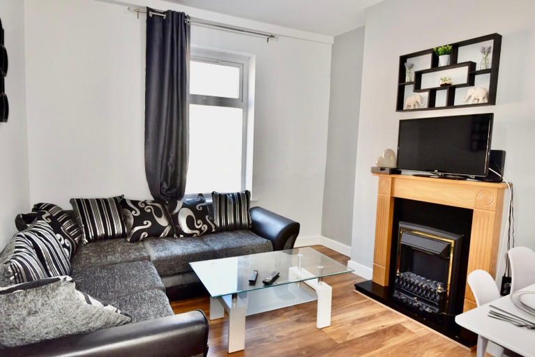 Others 5, Cheer full 4 Bedroom House Train Station, Newport