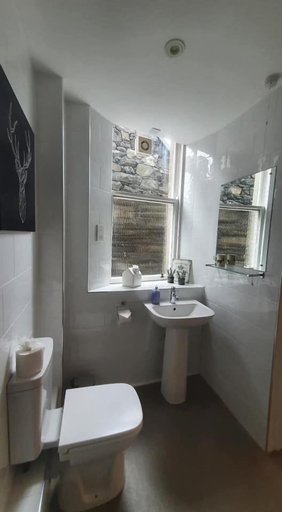Bathroom 3, The Neidpath Inn, Scottish Borders