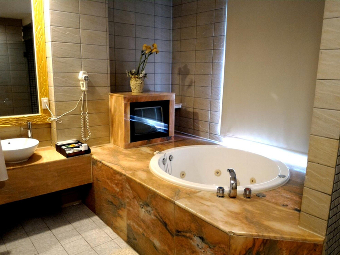 Bathroom 3, Mapleton Motel, Taichung