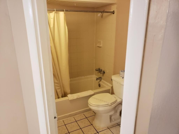 Bathroom 3, The Seascape Inn, Volusia