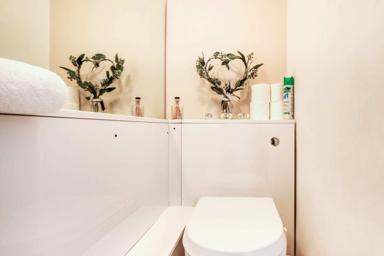 Bathroom 3, Homely 4 Bedroom House in Brixton, London