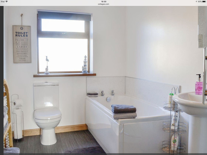 Bathroom, The Beachcomber, Aberdeenshire