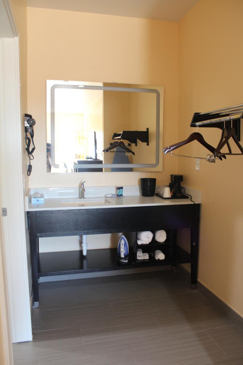 Bathroom 4, Express Inn & Suites - Bush Airport, Houston