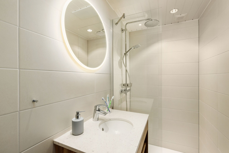 Bathroom 4, Hotel Het Heijderbos by Center Parks, Gennep