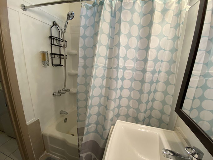 Bathroom 5, WHOLE Family - Barrette - Hostel, Sacramento