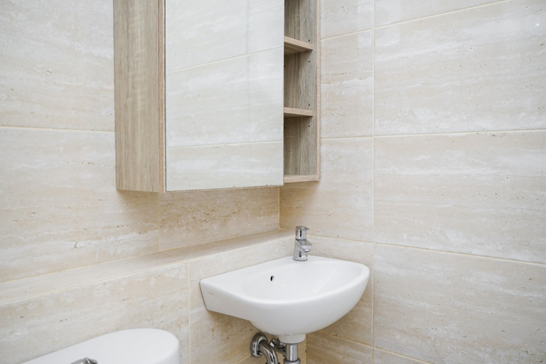 Bathroom 3, Chic and Cozy Springwood Residence Studio Apartment, Tangerang