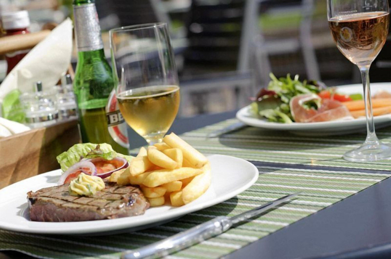Food & Drinks, Stay.Plus Hurlingham B&B Hotel, Kibra