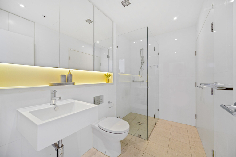 Bathroom, Deluxe Retreat in the Centre of Convenience, Sydney