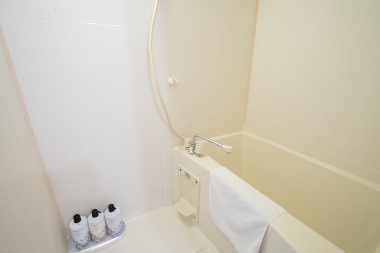 Bathroom 3, Elizabeth Garden II, Osaka