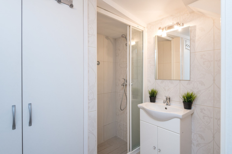 Bathroom, Old Town Center Studio Apartments, Dubrovnik