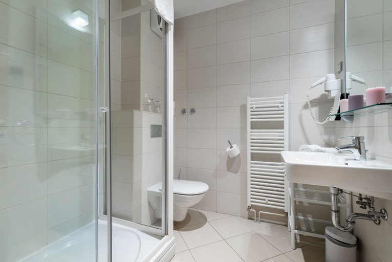 Bathroom 4, Hotel Maritimo, Makarska