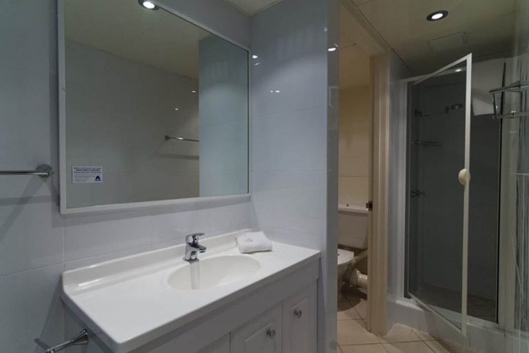 Bathroom, Durham Court Holiday Apartments, Gold Coast