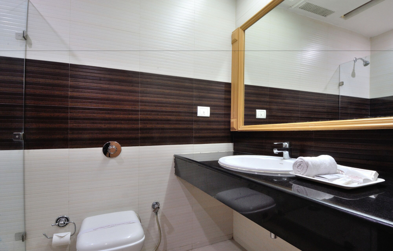 Bathroom 4, Hotel Solitaire Chandigarh, Panchkula