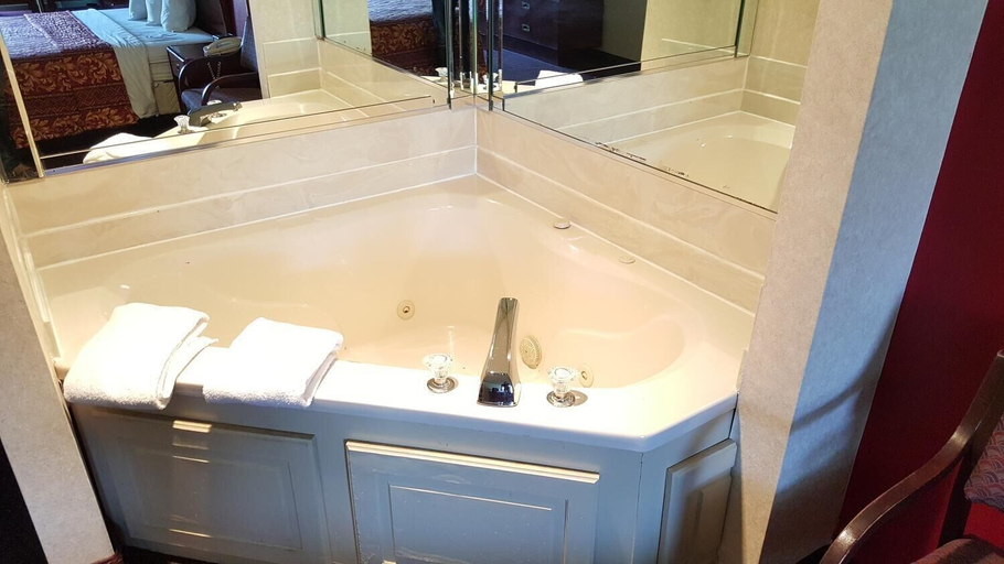 Bathroom 4, Red Carpet Inn & Suites, Salem