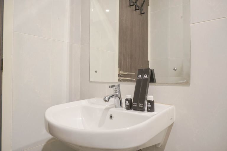 Bathroom 4, Cozy Stay 2Br At Serpong Garden Apartment, Tangerang