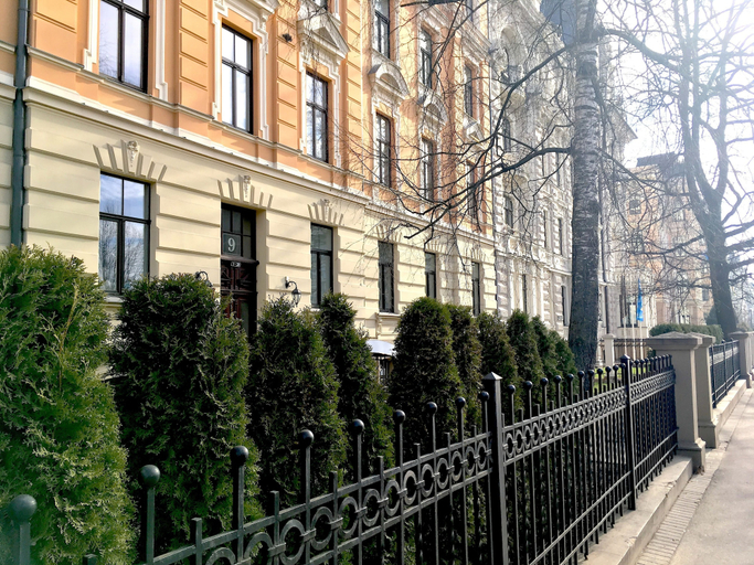 Exterior & Views