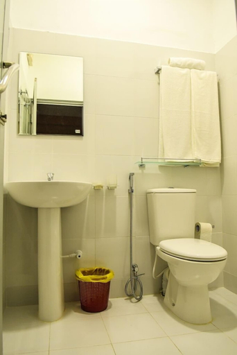 Bathroom 3, PP Rest Guest House, Trincomalee Town and Gravets
