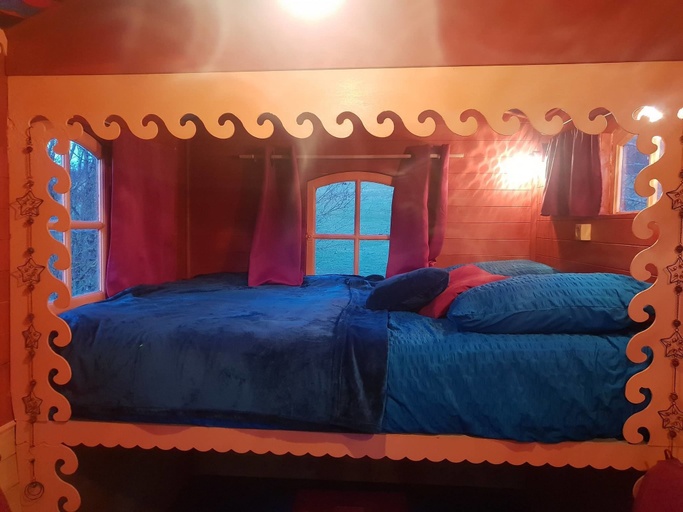 Bedroom 2, La maison du bonheur - les roulottes - Campsite, Dordogne