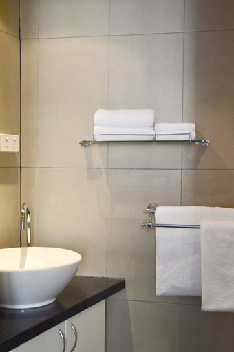 Bathroom 2, King Deluxe Apartments, Melbourne