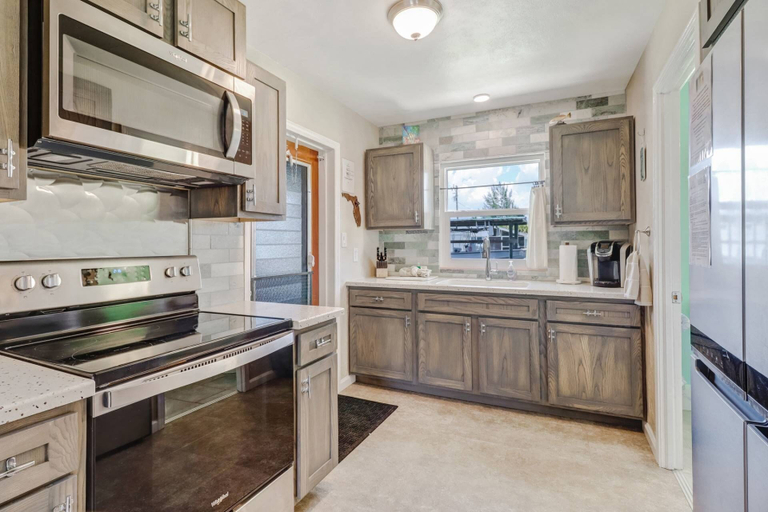 Others 5, 16316 Tortuga, Lee