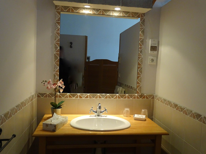 Bathroom 5, Clos St Pierre de Fraisse, Vaucluse