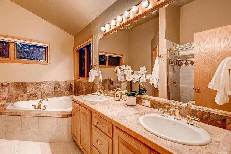 Bathroom 4, 10 Mile Range Retreat - Peace, Seclusion & Access, Summit
