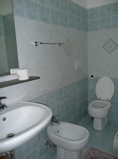 Bathroom 5, Walter Rooms, Rome