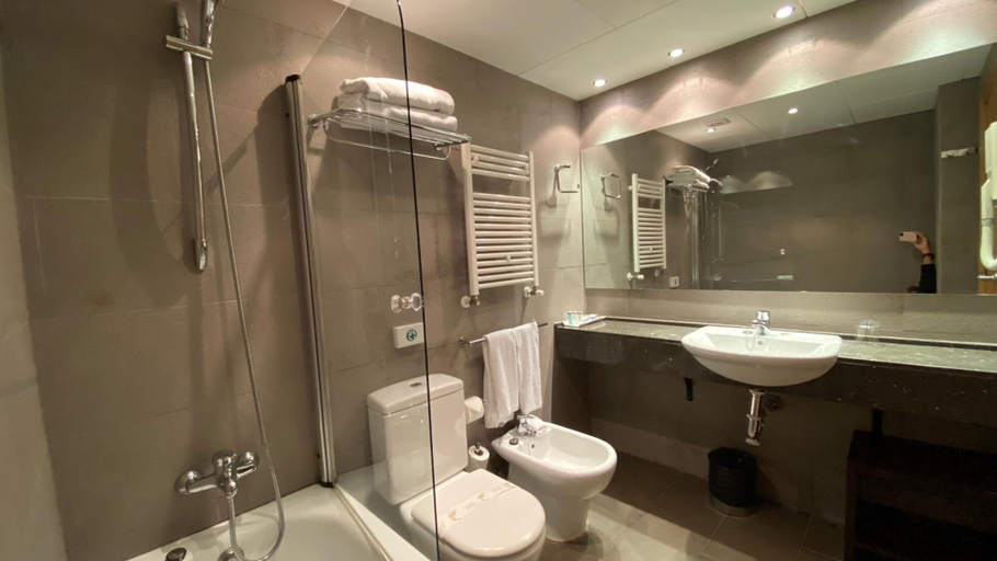 Bathroom 5, Aparthotel Siente Boí & Spa, Lleida