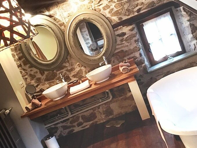 Bathroom 5, Le Petit Chou, Aveyron