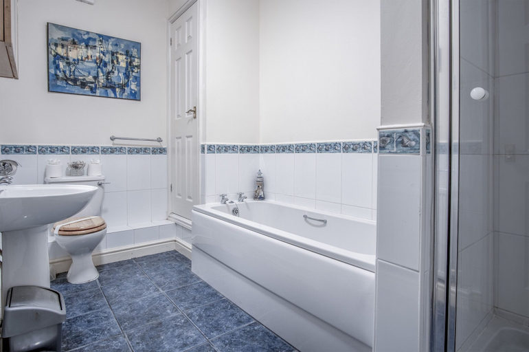 Bathroom 3, Arcadia - 1 Bedroom Apartment - Tenby, Pembrokeshire
