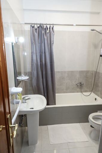 Bathroom 5, Lisbon Home Host - Hostel, Lisbon