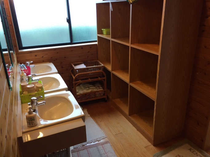 Bathroom 2, Shokinkan, Uki