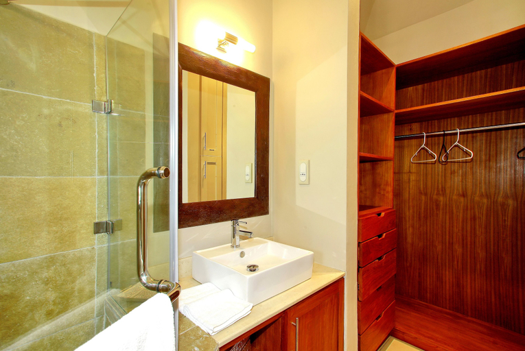 Bathroom 4, Villa Salines, Black River
