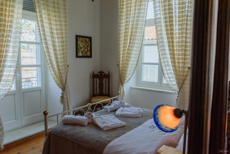 Bedroom 5, Hydra's Pearl - Gold Pearl, Attica