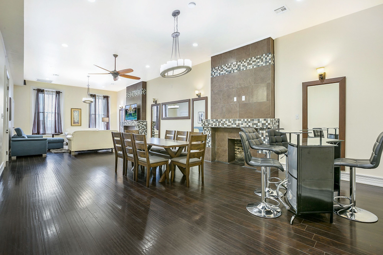 Food & Drinks 5, Downtown Spacious Suites by Hosteeva, Orleans