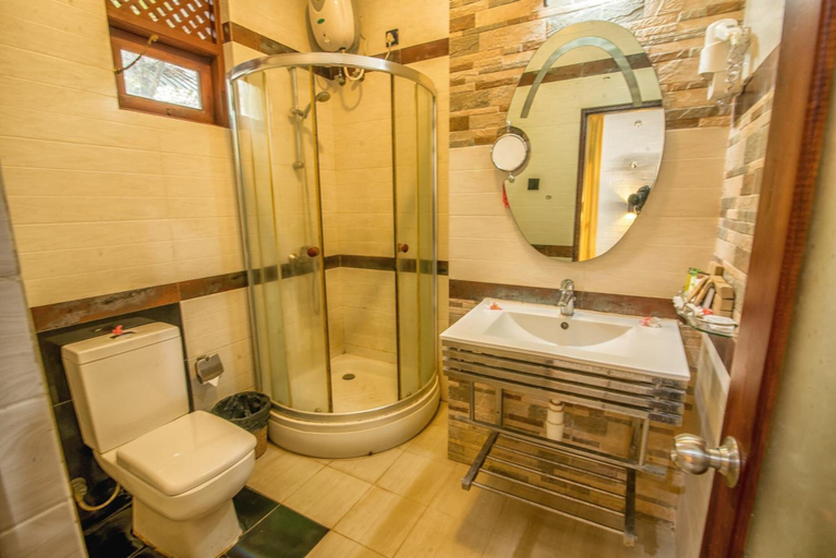 Bathroom 4, Hotel Mahanuge, Thamankaduwa
