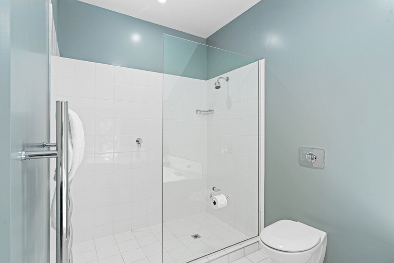 Bathroom 3, LAKE FRONT 3-BEDROOM APARTMENT WITH LAKE ACCESS, Queenstown-Lakes