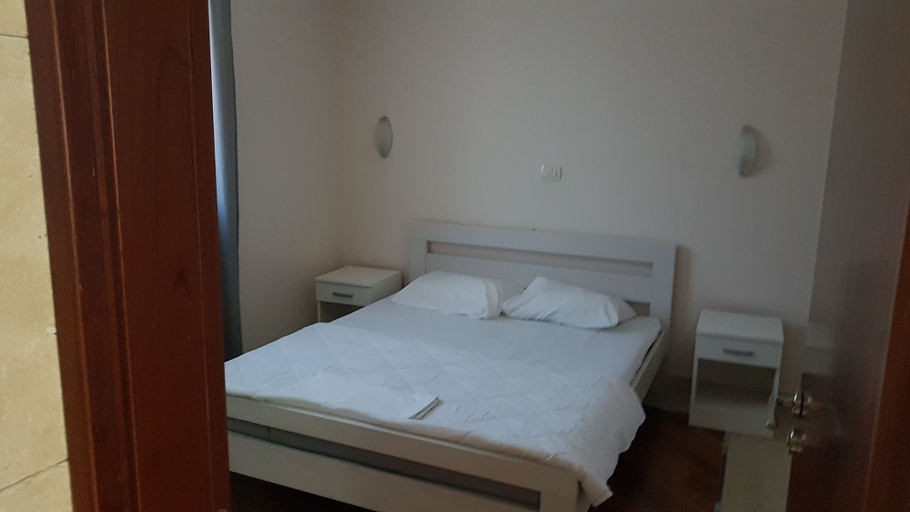 Bedroom, Sunny Boulevard