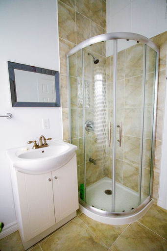 Bathroom 2, 1 Bedroom Apartment near Kensington Market - Unit 4, Toronto